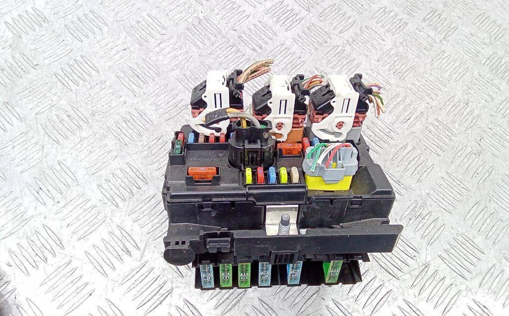 блок предохранителей Citroen C3 Picasso 1 поколение 2011, 9667199780 - фото №1