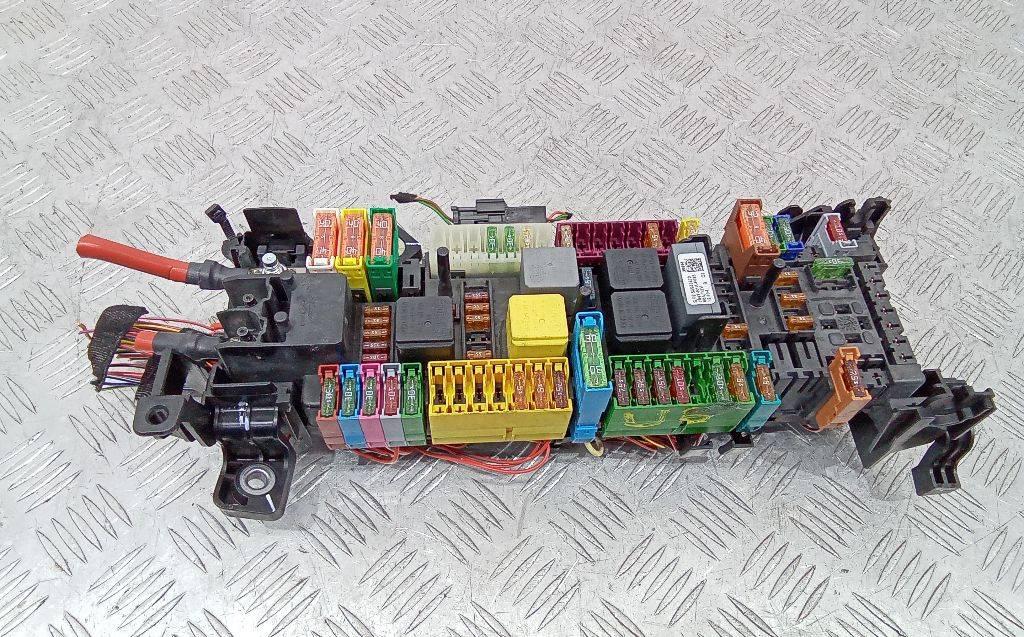 блок предохранителей Mercedes-Benz A-Класс W176 2013, A2465400240 - фото №1