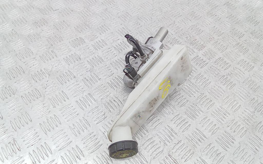 цилиндр тормозной главный Mercedes-Benz A-Класс W176 2013, A2464300002 - фото №1