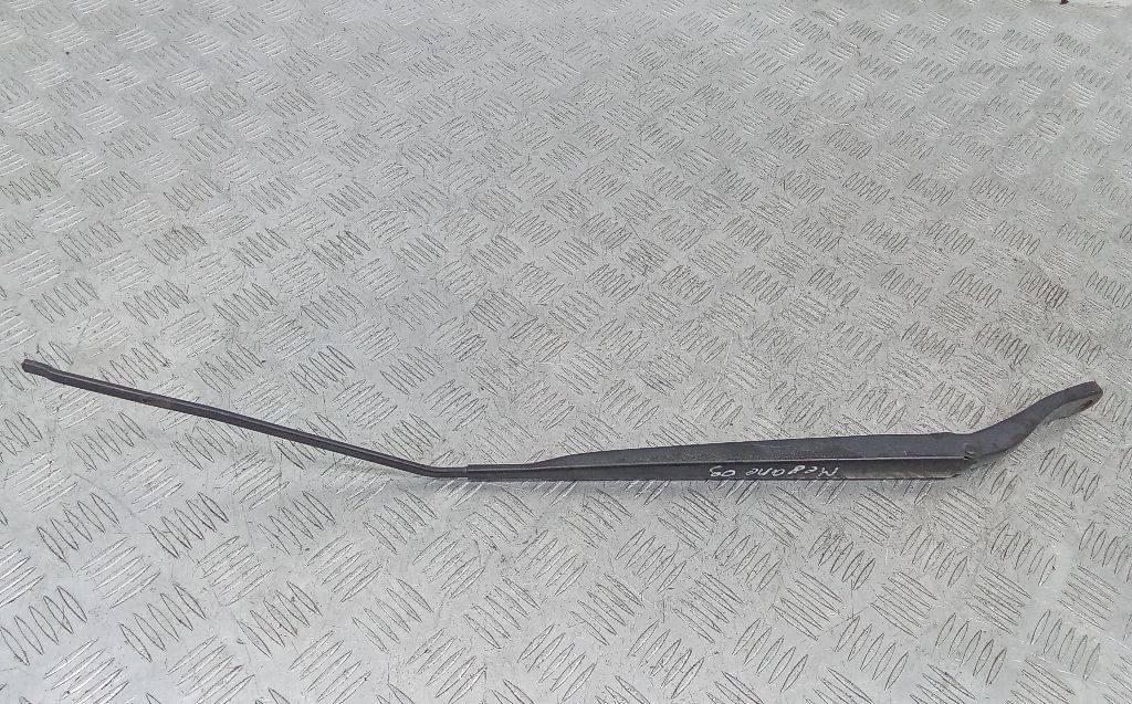 щеткодержатель (поводок стеклоочистителя, дворник) Renault Megane 3 поколение 2009, 288860005R - фото №1