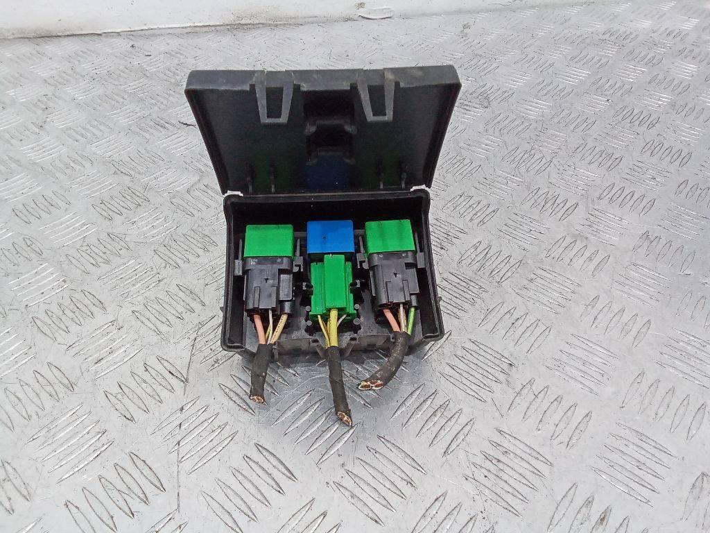 блок предохранителей Peugeot 807 1 поколение 2005, 9635466180 - фото №1