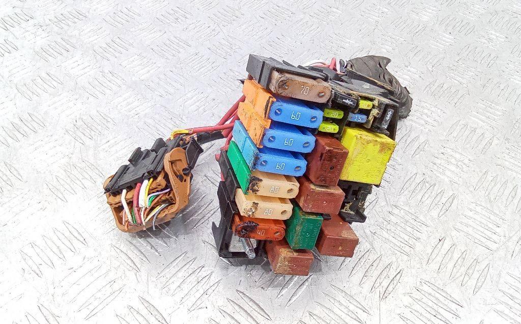 блок предохранителей Renault Twingo 2 поколение 2010, 8200623061 - фото №1