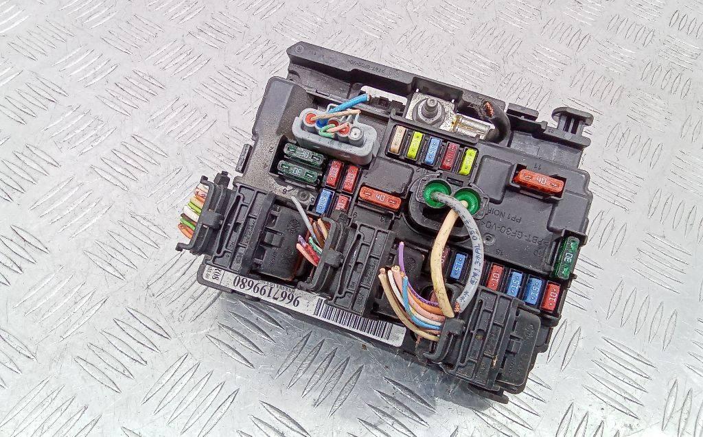 блок предохранителей Citroen C3 2 поколение 2009, 9667199680 - фото №1