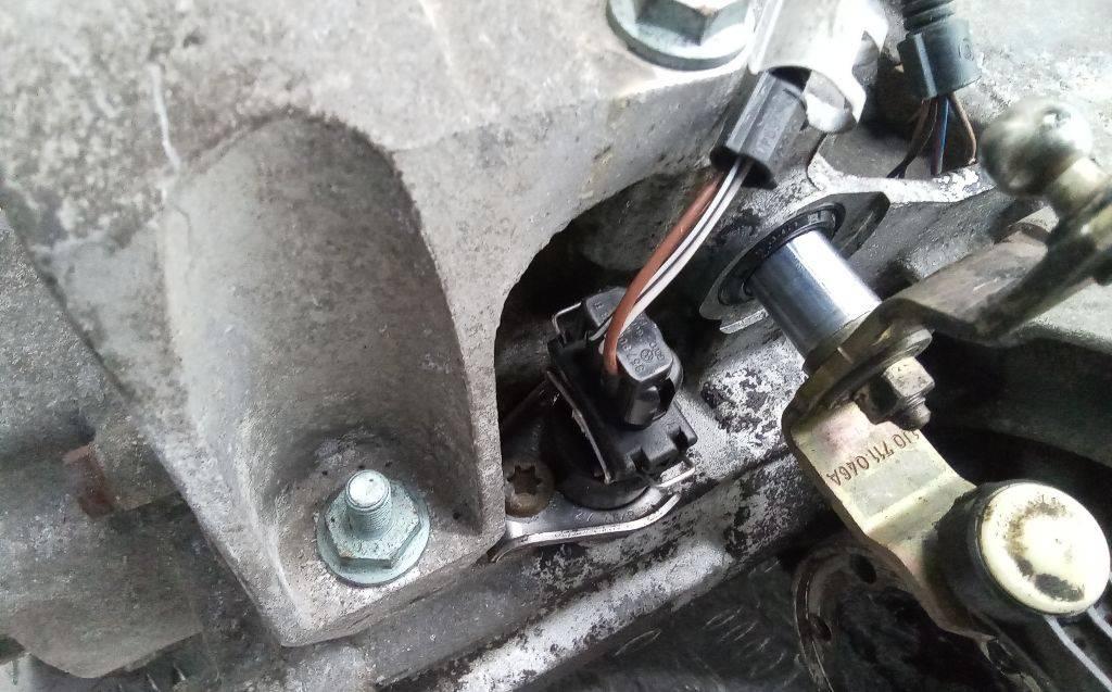 датчик скорости Volkswagen Golf 4 поколение 1998, 1.4 л., бензин, МКПП - фото №1