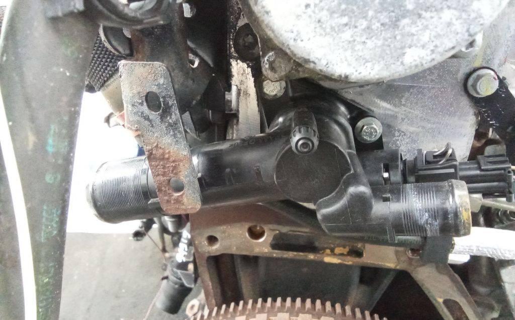 корпус термостата Dacia Sandero 1 поколение 2011, 1.5 л., дизель, МКПП - фото №1