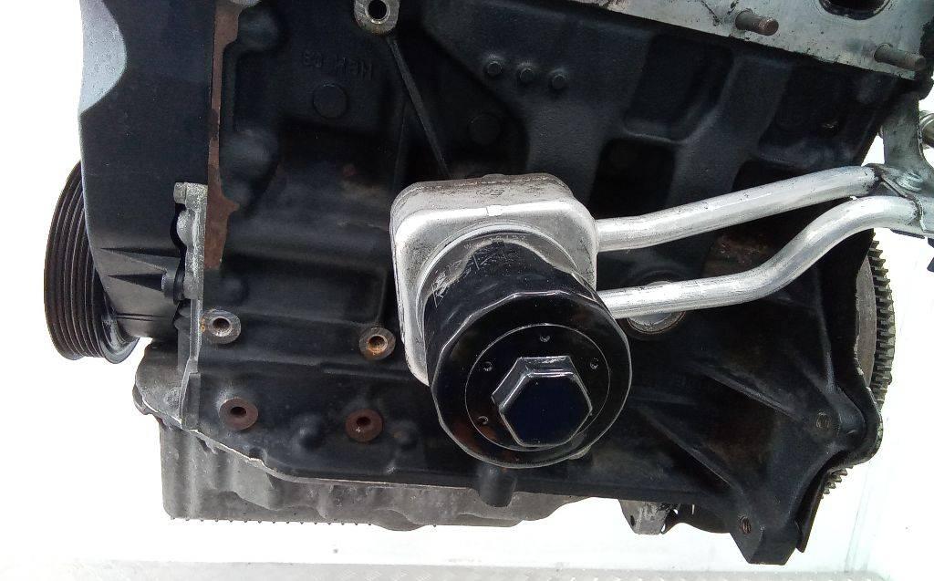 теплообменник масляного фильтра Volkswagen Golf 5 поколение 2003, 1.6 л., бензин, МКПП - фото №1