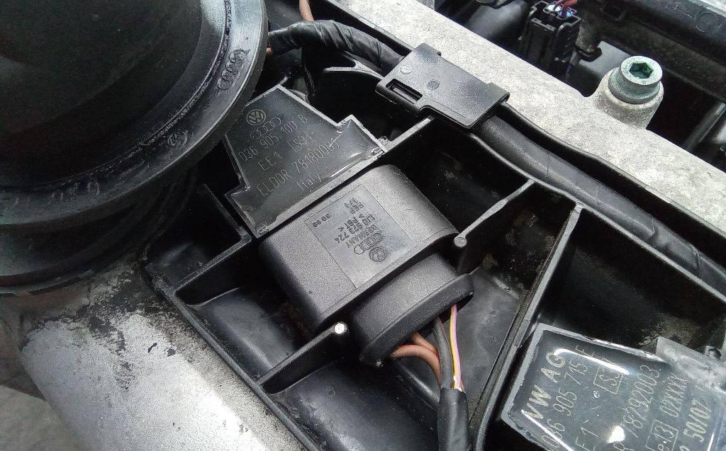 катушка зажигания Volkswagen Golf 5 поколение 2003, 1.6 л., бензин, МКПП, 036905100 - фото №1