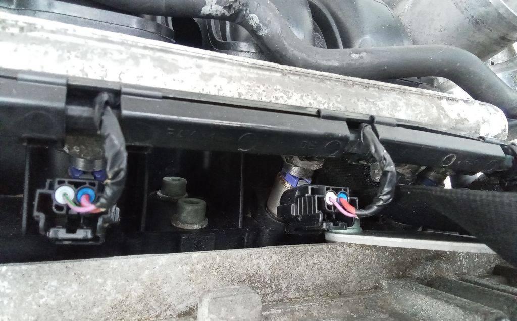 форсунка Volkswagen Golf 5 поколение 2003, 1.6 л., бензин, МКПП - фото №1