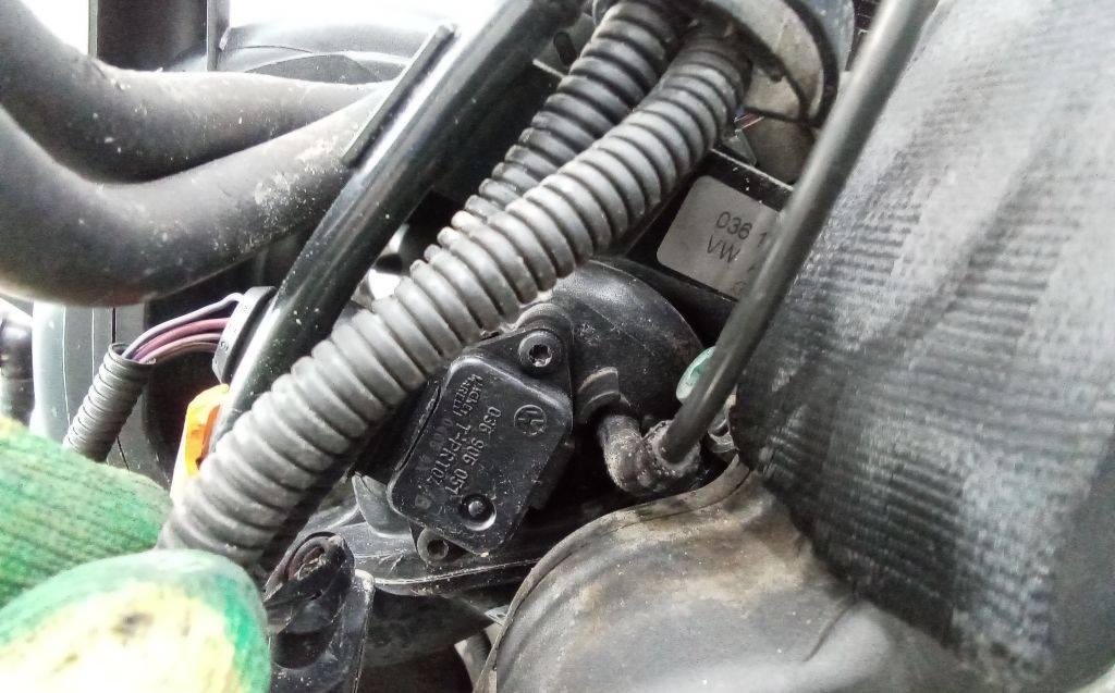 датчик абсолютного давления Volkswagen Golf 5 поколение 2003, 1.6 л., бензин, МКПП, 036906051 - фото №1