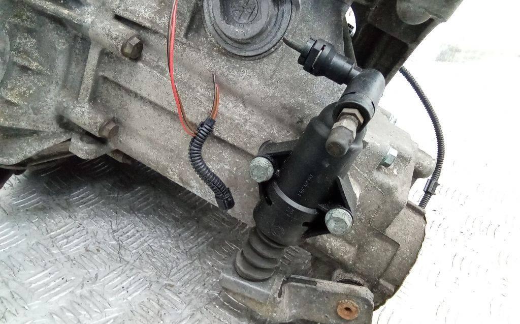 цилиндр сцепления рабочий Volkswagen Golf 5 поколение 2003, 1.6 л., бензин, МКПП, 1J0721261 - фото №1