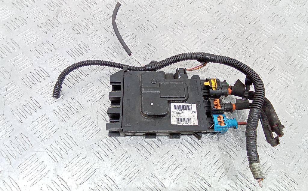 блок предохранителей Renault Megane 3 поколение 2009, 1.5 л., дизель, МКПП, 243800011R - фото №1