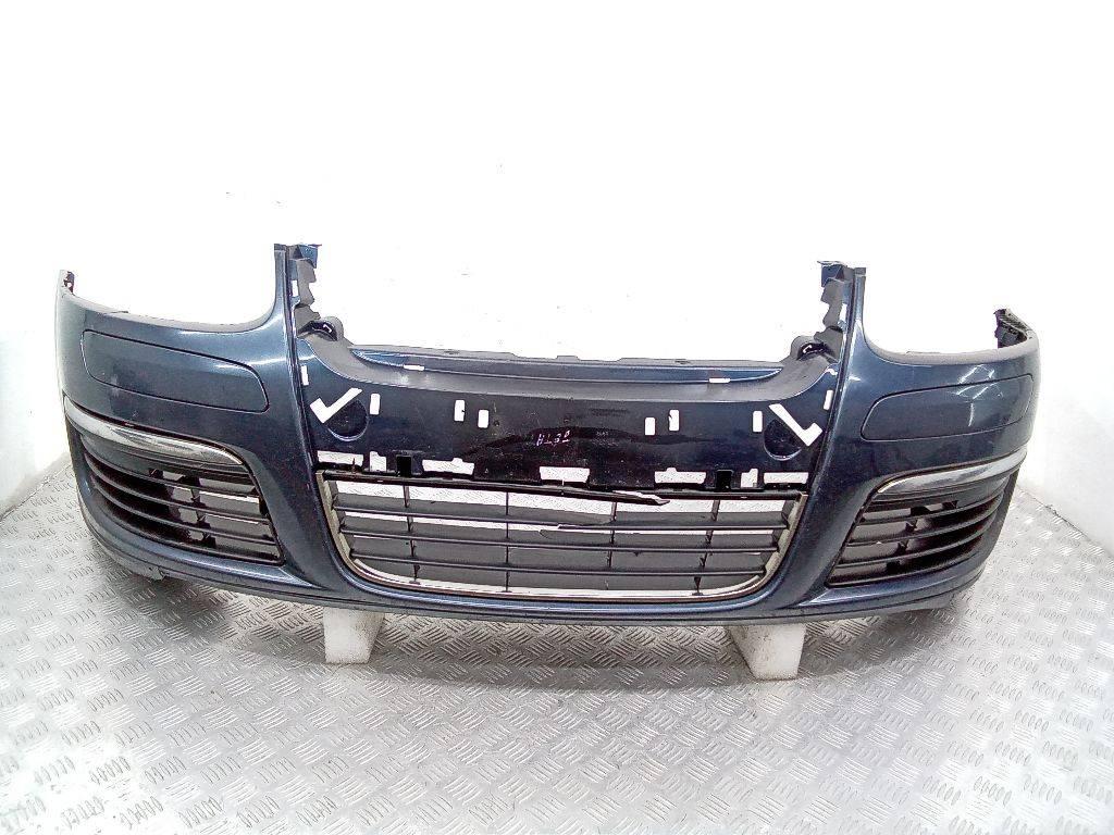 бампер передний Volkswagen Jetta 5 поколение 2005 - фото №1