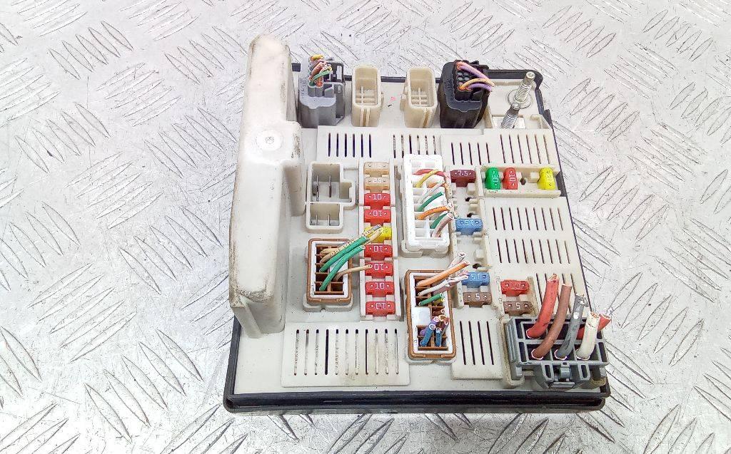 блок предохранителей Renault Megane 3 поколение 2008, 1.5 л., дизель, МКПП, 8200481866 - фото №1