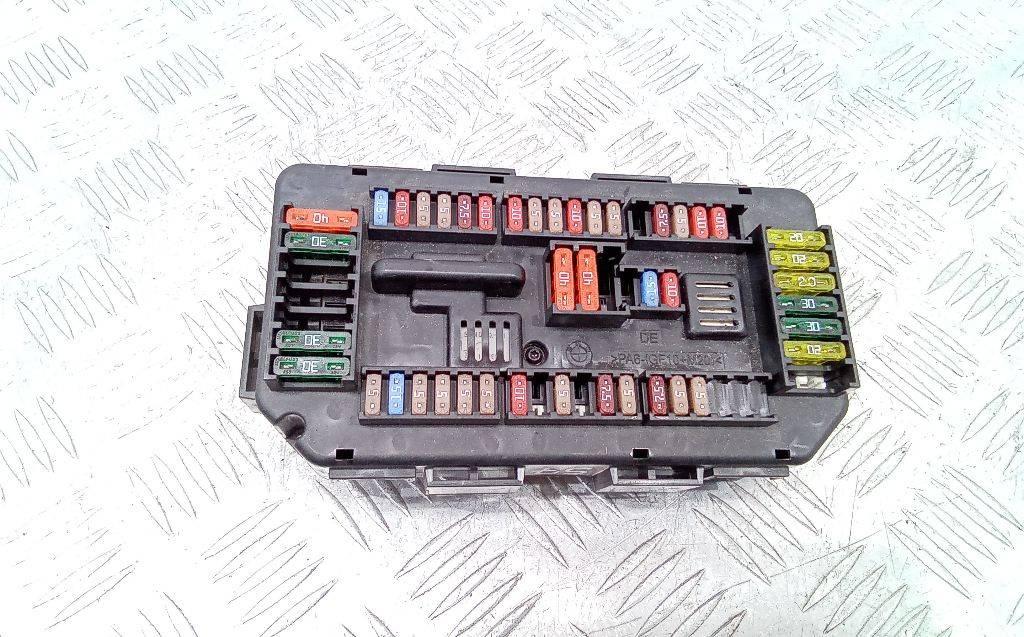 блок предохранителей BMW 1 серия F20/F21 2013, 922487904 - фото №1