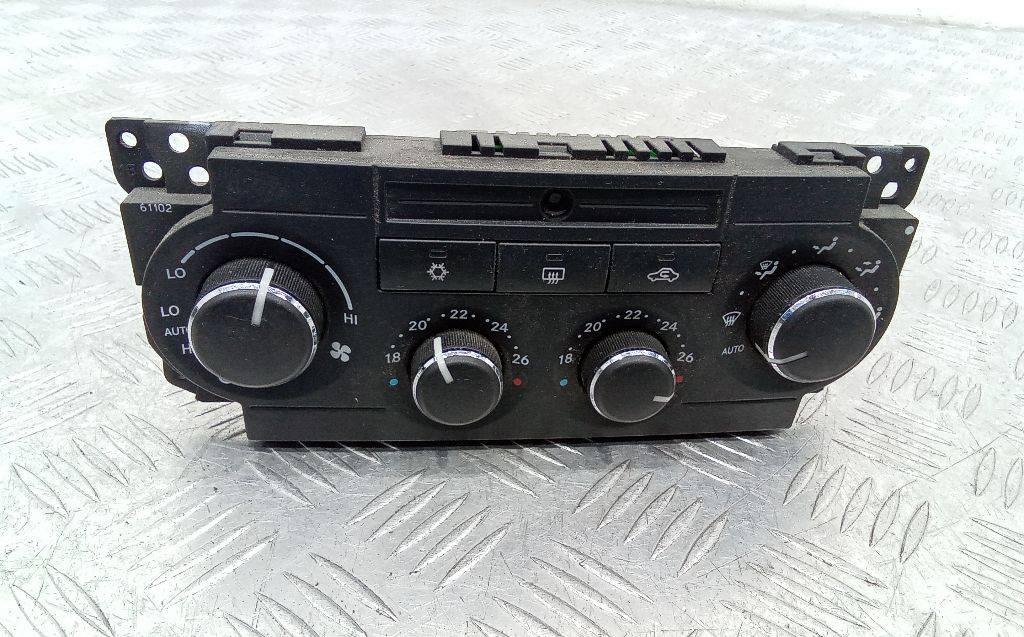 блок управления печки / климат-контроля Jeep Commander 1 поколение 2006, P55111011AI - фото №1