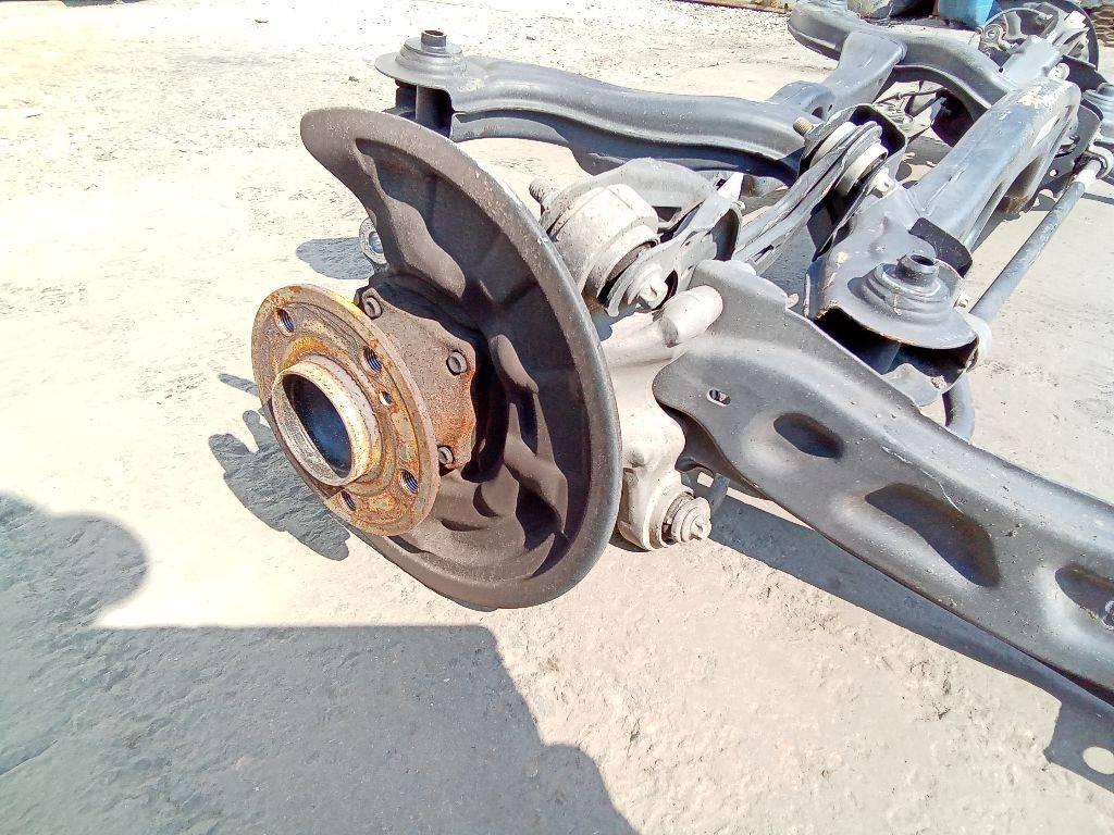 кулак задний правый Mercedes-Benz A-Класс W176 2013, 2.0 л., бензин - фото №1