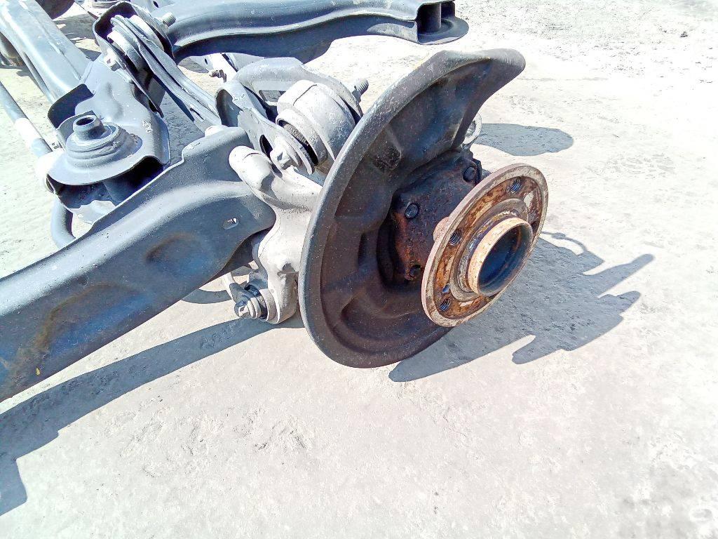 кулак задний левый Mercedes-Benz A-Класс W176 2013, 2.0 л., бензин - фото №1