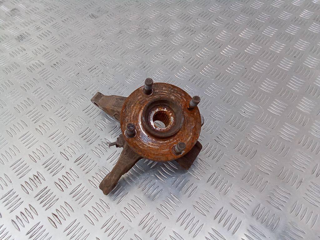 кулак поворотный правый Nissan Micra 4 поколение (K13) 2011, 1.2 л., бензин - фото №1