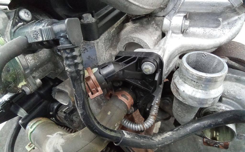 фланец (тройник) системы охлаждения Renault Megane 3 поколение 2008, 1.5 л., дизель, 8200337841 - фото №1