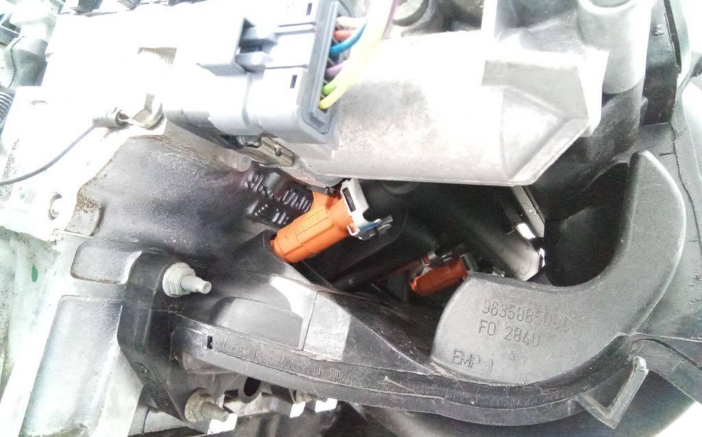 топливная рампа Peugeot 307 1 поколение 2004, 1.6 л., бензин, АКПП - фото №1