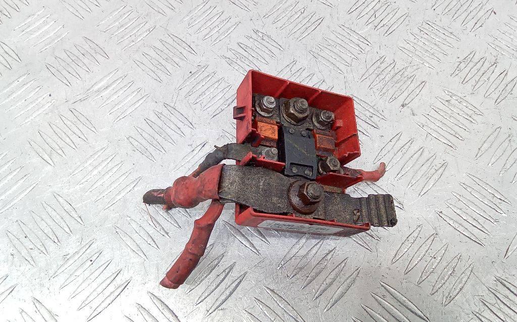 клемма аккумулятора плюс Renault Megane 2 поколение 2004, 1.5 л., дизель, МКПП, 8200381281 - фото №1