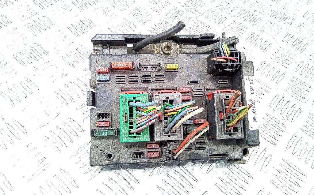 блок предохранителей Peugeot 307 1 поколение 2004, 9650664180 - фото №1