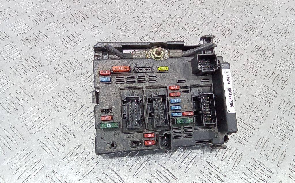 блок предохранителей Peugeot 307 1 поколение 2004, 9650664180 - фото №1