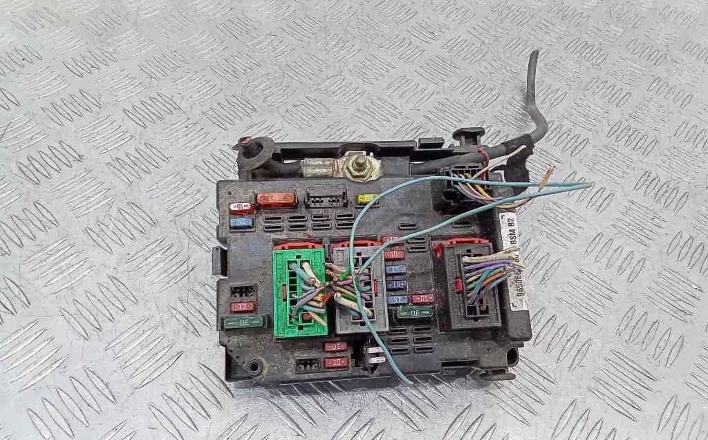 блок предохранителей Peugeot 307 1 поколение 2004, 9650664180 - фото №1