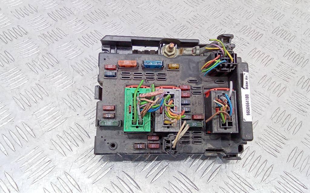 блок предохранителей Peugeot 307 1 поколение 2004, 9650664180 - фото №1