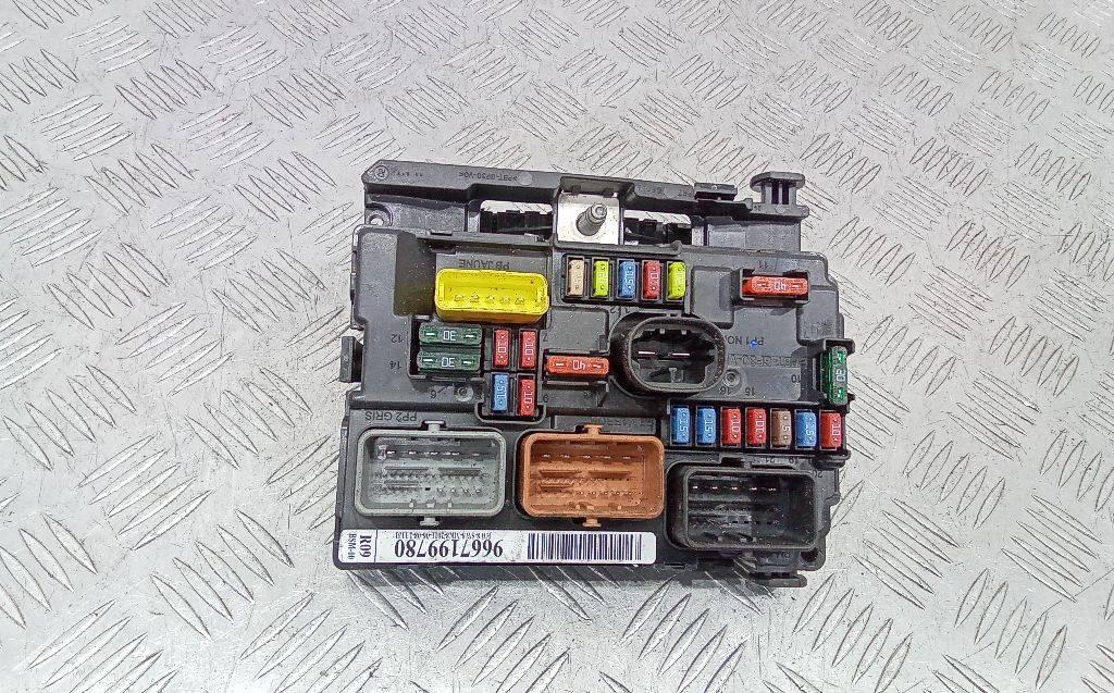 блок предохранителей Citroen C3 Picasso 1 поколение 2011, 9667199780 - фото №1