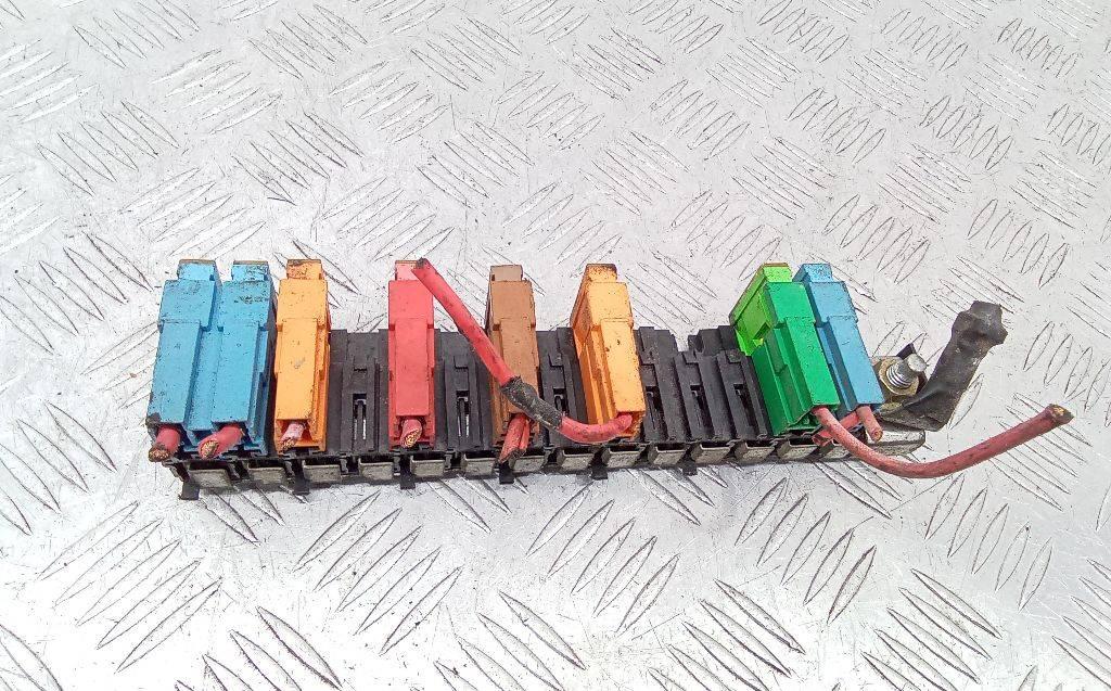 блок предохранителей Renault Espace 4 поколение 2002, 2.0 л., бензин, АКПП, 6025301190 - фото №1