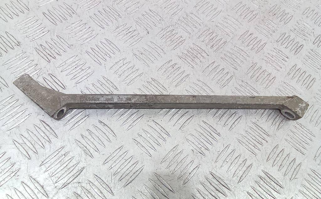 кронштейн генератора Renault Megane 2 поколение 2005, 1.4 л., бензин, МКПП, 8200122051 - фото №1