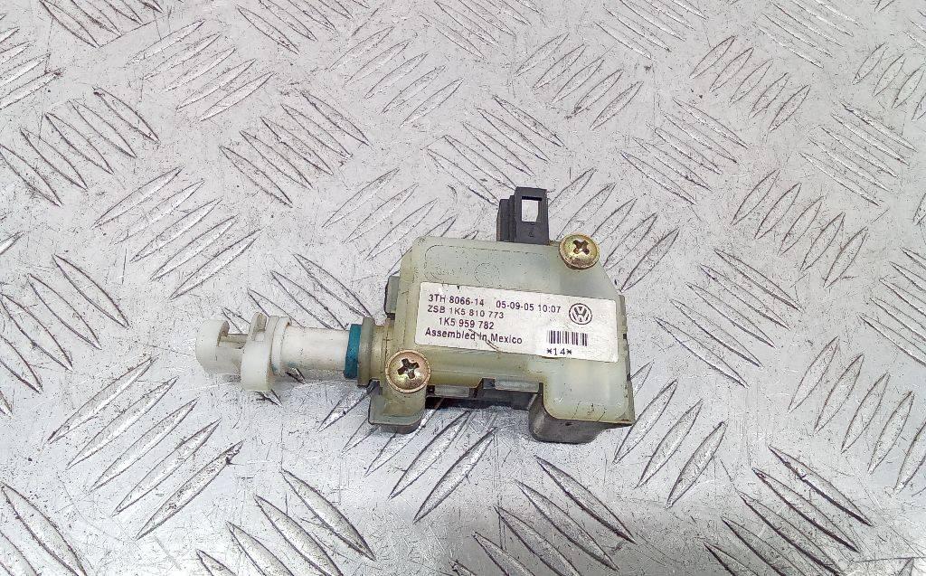 активатор замка крышки топливного бака Volkswagen Jetta 5 поколение 2006, 1K5959782 - фото №1