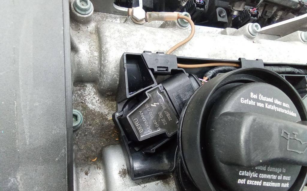 катушка зажигания Volkswagen Golf 4 поколение 2002, 1.6 л., бензин, МКПП, 0040102030 - фото №1