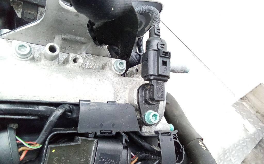 датчик распредвала Volkswagen Golf 4 поколение 2002, 1.6 л., бензин, МКПП, 036907601 - фото №1