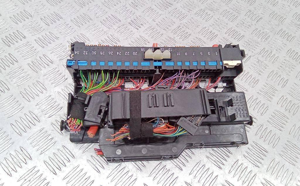 блок предохранителей BMW 3 серия E90/E91/E92/E93 2004, 8387153 - фото №1