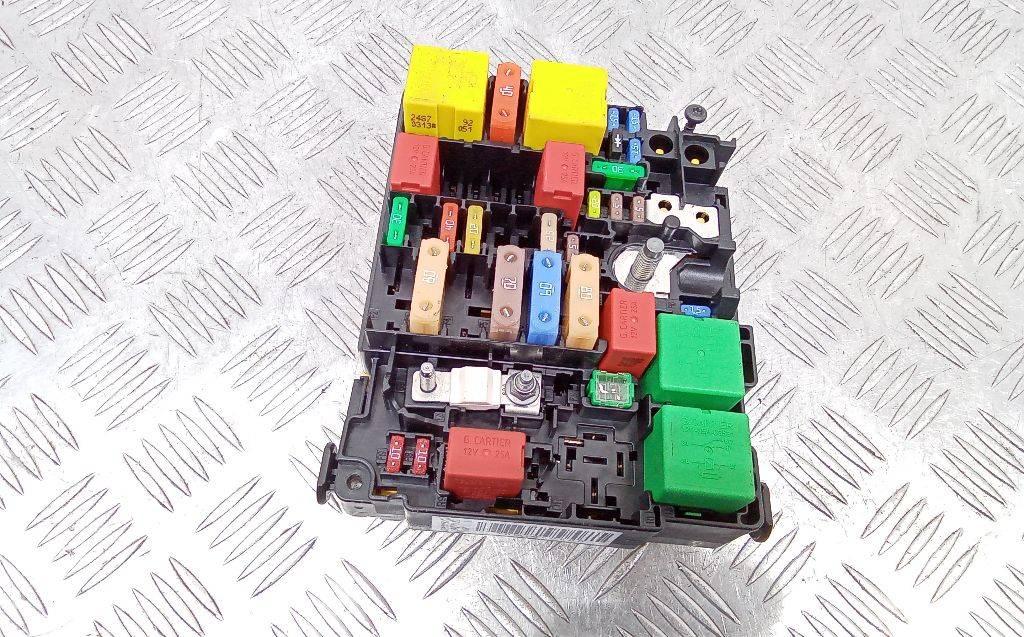 блок предохранителей Peugeot 208 2 поколение 2017, 9804848480 - фото №1