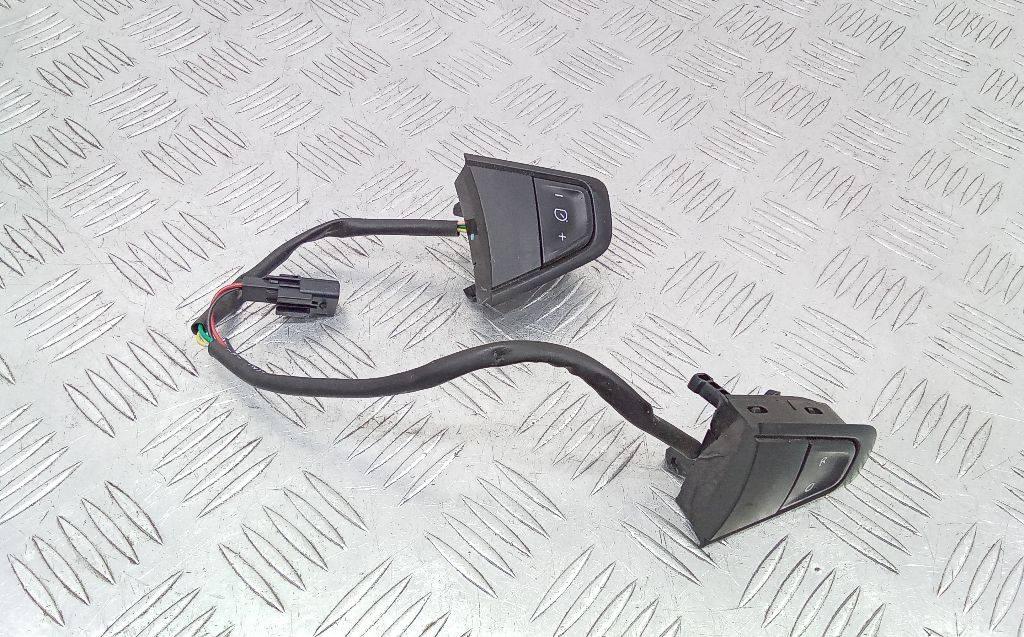 кнопки управления на руле Renault Megane 3 поколение 2010 - фото №1