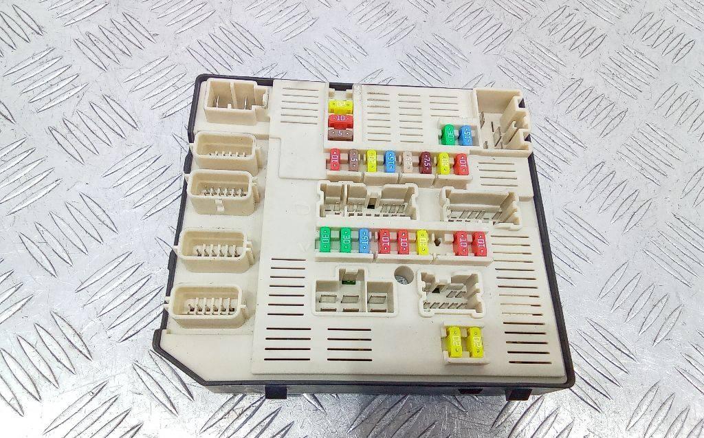 блок предохранителей Renault Megane 3 поколение 2011, 284B68372R - фото №1