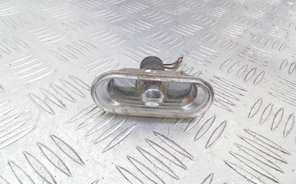 повторитель поворота на крыле левый Volkswagen Golf 4 поколение 2001, 1J0949117 - фото №1