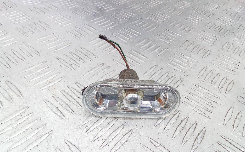 повторитель поворота на крыле правый Volkswagen Golf 4 поколение 2001, 1J0949117 - фото №1