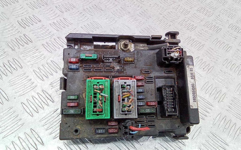 блок предохранителей Peugeot 307 1 поколение 2004, 9650664080 - фото №1