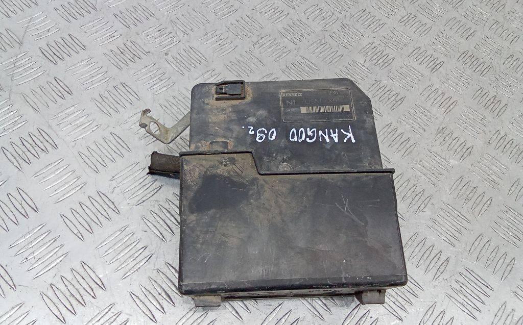 блок предохранителей Renault Kangoo 2 поколение 2009, 8201044238 - фото №1