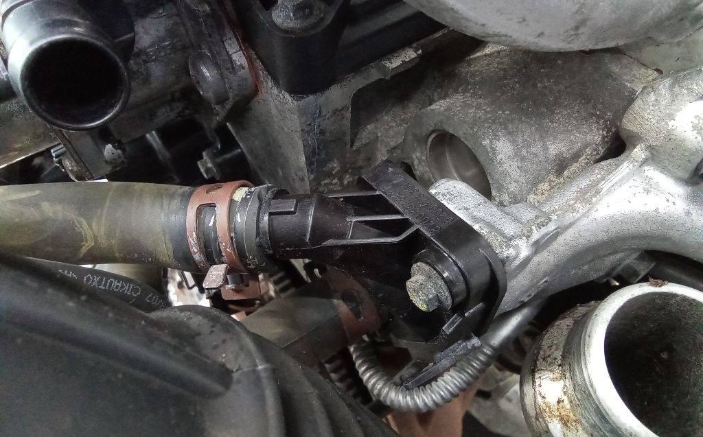 фланец (тройник) системы охлаждения Renault Megane 3 поколение 2010, 1.5 л., дизель, МКПП, 8200337841 - фото №1