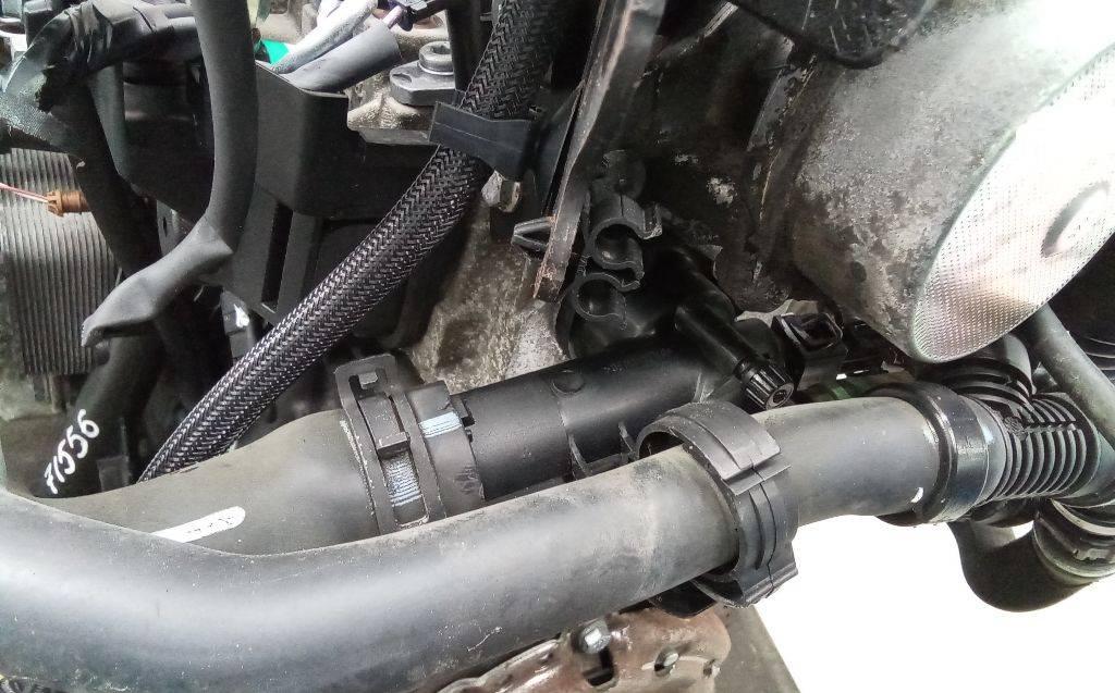 корпус термостата Renault Clio 3 поколение 2007, 1.5 л., дизель, МКПП - фото №1