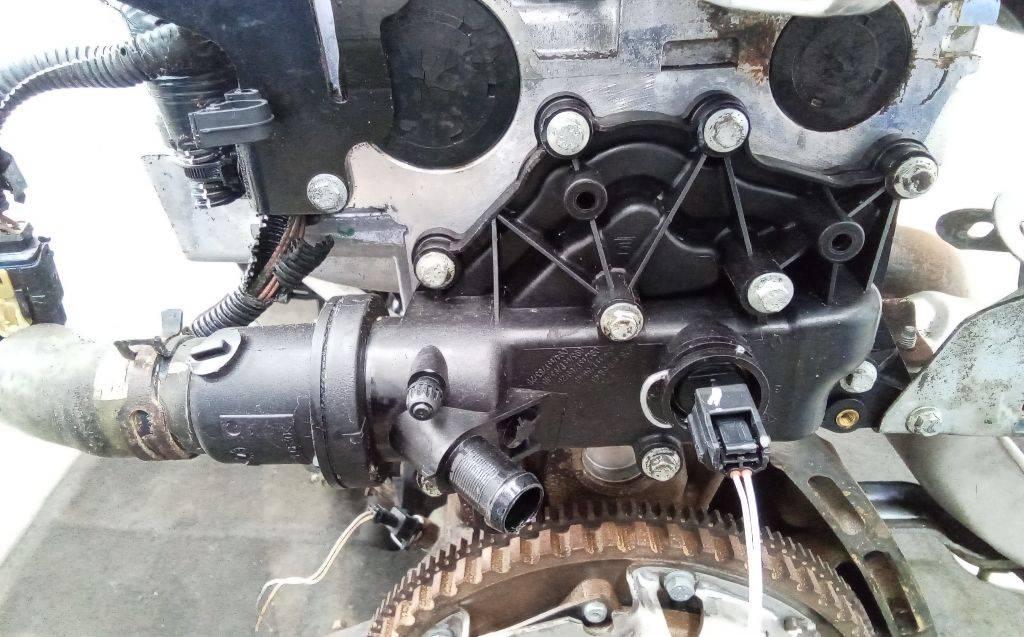 корпус термостата Renault Clio 3 поколение 2008, 1.6 л., бензин, МКПП - фото №1