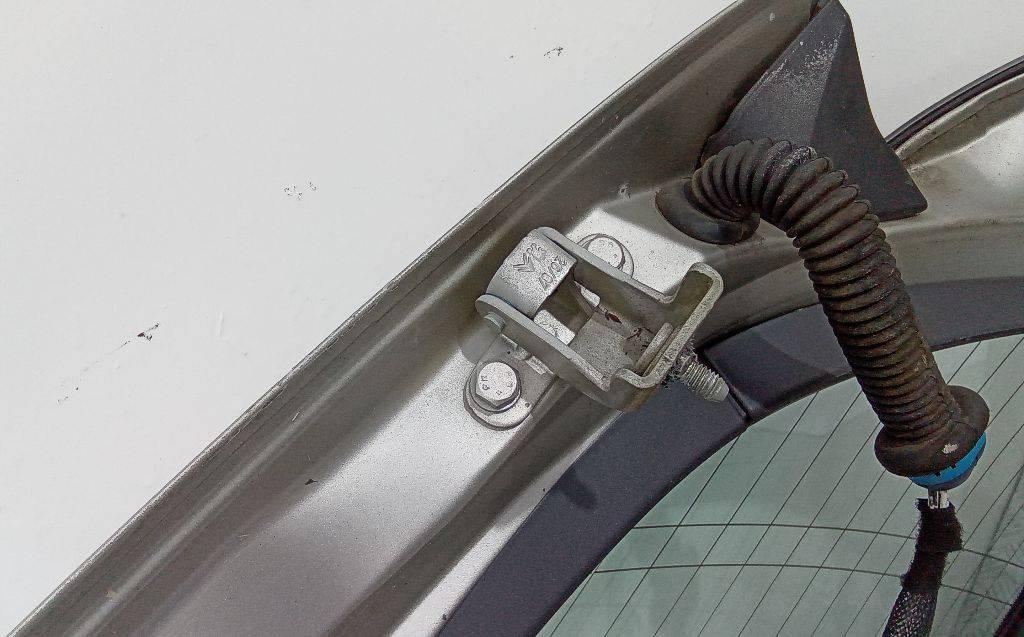 петля крышки багажника Peugeot 308 T7 2008, хетчбэк 5 дв. - фото №1