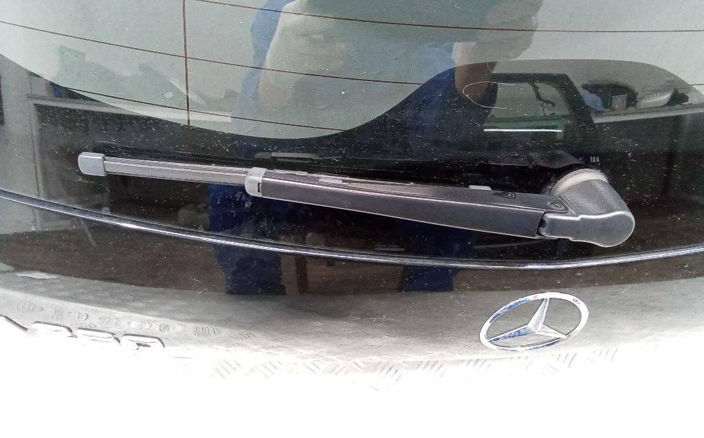 щеткодержатель задний Mercedes-Benz A-Класс W176 2013, 2.0 л., бензин - фото №1