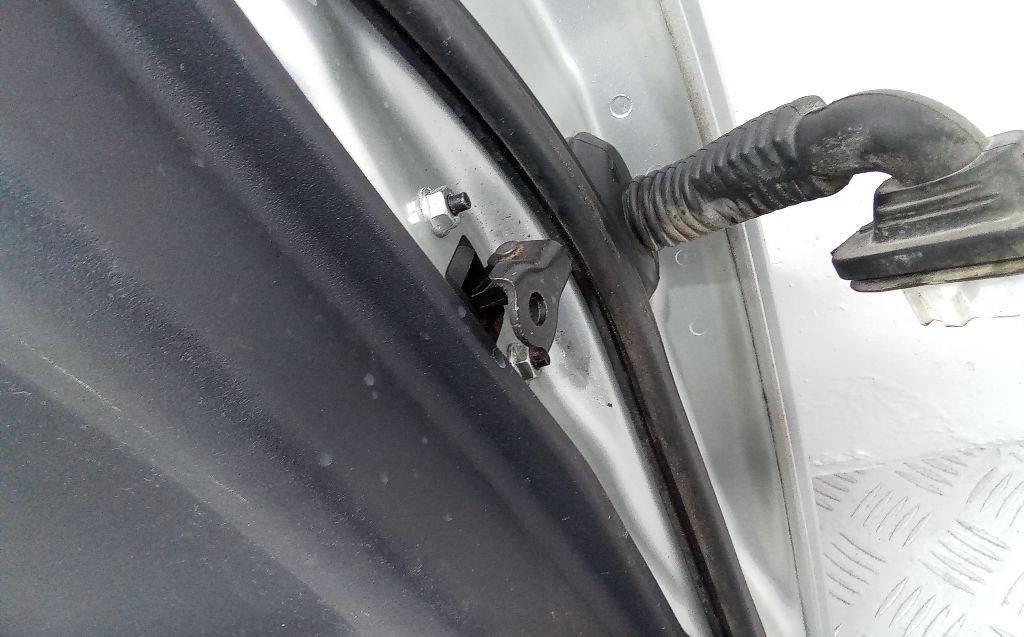 ограничитель открывания двери Toyota Auris 1 поколение 2007 - фото №1