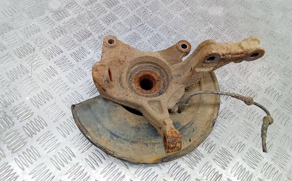 кулак поворотный правый Renault Duster 1 поколение 2012, 1.5 л., дизель - фото №1